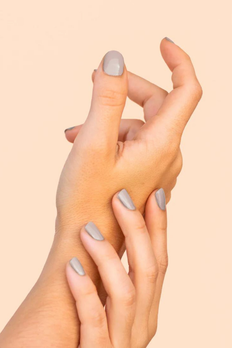 VERNIS-GRIS-BKIND-WOMANCE